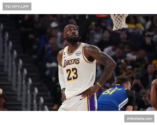 詹姆斯19分13助攻创季后赛最年长双十纪录，湖人系列赛1-0领先